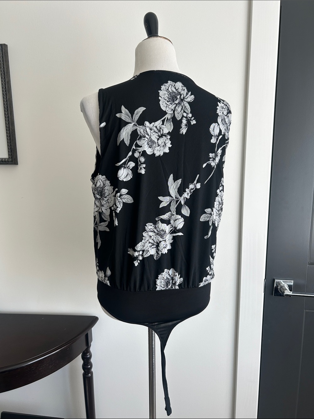 White House Black Market L faux wrap Floral Black gray sleeveless Top - Picture 7 of 10
